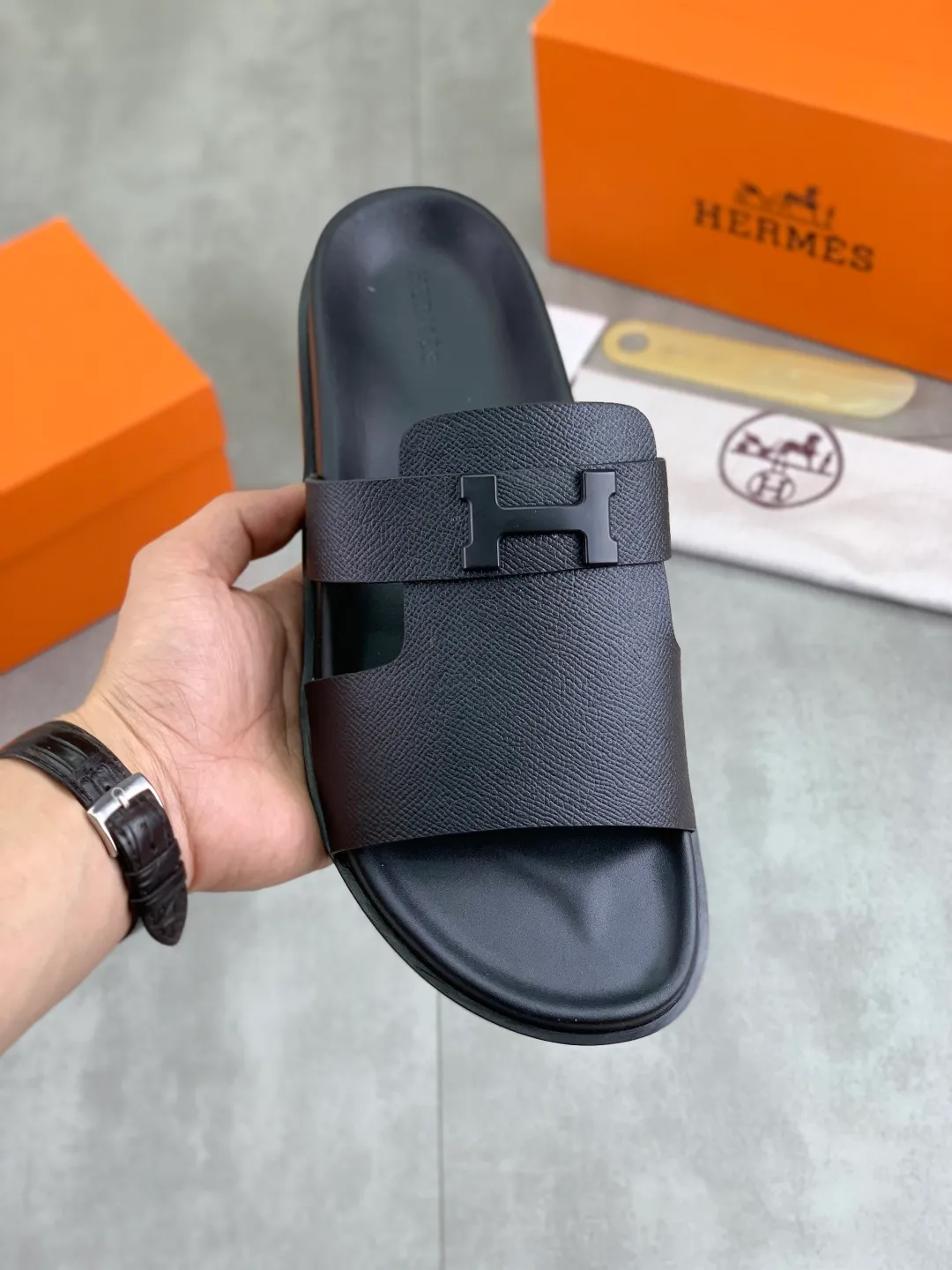 Men's shoes 💰P440 New [HERMES] high-end quality new Hermès slippers, made of imported cross-grain calfskin, wear-resistant and non-slip rubber outsole. Fashionable and elegant code number: 39-44 (38 45 46 customized)